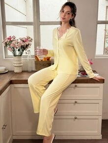Snug Reverie طقم ملابس منزلية ناعم ولطيف بلون سادة مع حافة دانتيل، كارديجان بأزرار أنيق وعصري بأكمام طويلة وبنطال بيجاما للنوم والاسترخاء، أبيض وأصفر زبدي، خريفي - لون البني - مشاهدة 5