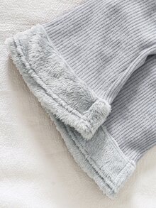 SHEIN Playful Pals طقم ملابس شتوي للبنات الرضع من قطعتين من الصوف المحبوك المضلع، ملابس علوية بياقة عالية وحافة غير منتظمة وأكمام فروية، مع بنطال واسع متناسق، مناسب لعيد الميلاد والاستخدام اليومي - رمادي - مشاهدة 9