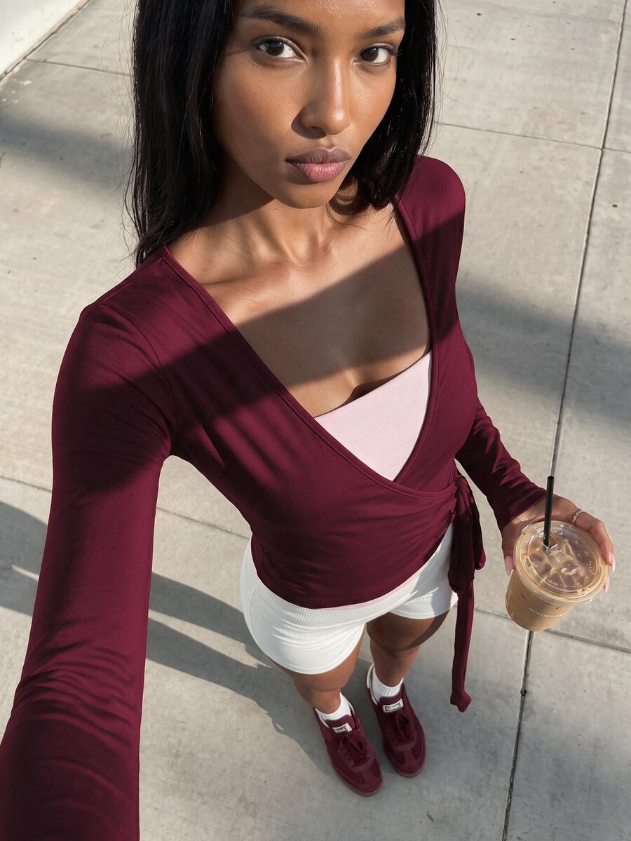Flirla 女款酒紅腮紅粉瑜伽健身運動休閒高彈力柔軟包覆式V領長袖短版緊身T恤 時尚秋季 - 酒紅色 - 查看 1