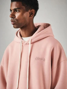 SUMWON Hoodie Pullover Ukuran Besar dengan Logo Bordir di Dada, Tudung dengan Tali Serut, Manset Bergaris, Gaya Streetwear Kasual - Berwarna merah muda - View 2