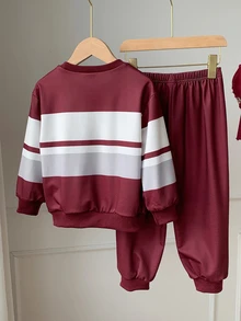 SHEIN 2件組兒童小男孩酒紅色時尚休閒運動風條紋印花圓領套頭衛衣與舒適運動長褲，柔軟面料，適合秋冬、返校、運動、戶外穿著 - 酒紅色 - 查看 4