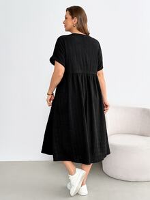 Shapeblank Women's Plus-Size Black Textured Fabric V-Neck Short-Sleeved Midi Dress With Pockets Loose Smart Casual Soft Form Modest Formal Sommar Vacation Outfit - Black - View 2