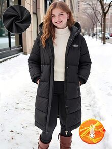 SHEIN 秋冬新款女童青少年黑色連帽長款棉襖，極簡絎縫直筒寬鬆膝長棉襖，前胸小Logo裝飾拉鍊百搭棉襖，學生休閒百搭落肩長袖純色連帽棉襖，日常通勤慵懶寬鬆長款棉襖上衣 - 黑色 - 查看 1