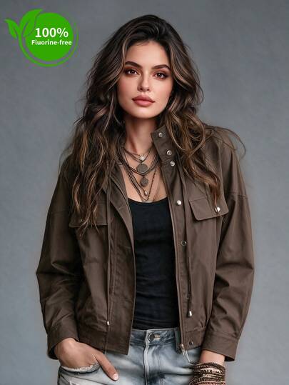 Ceyna ג'קט קצר לנשים במידה גדולה, ללא פלואור, בסגנון וינטג' תועלתי, צוואון עמוד גבוה, סגירה בכפתורים מרובים, עיטור כיס עם מכסה, גזרה רחבה, כתפיים נשמטות, מכפלת אלסטית, סיליואט מחמיאה, מתאים ללבישה יומיומית, יציאות, מסיבות, משרד, לבישה רב-תרחישים