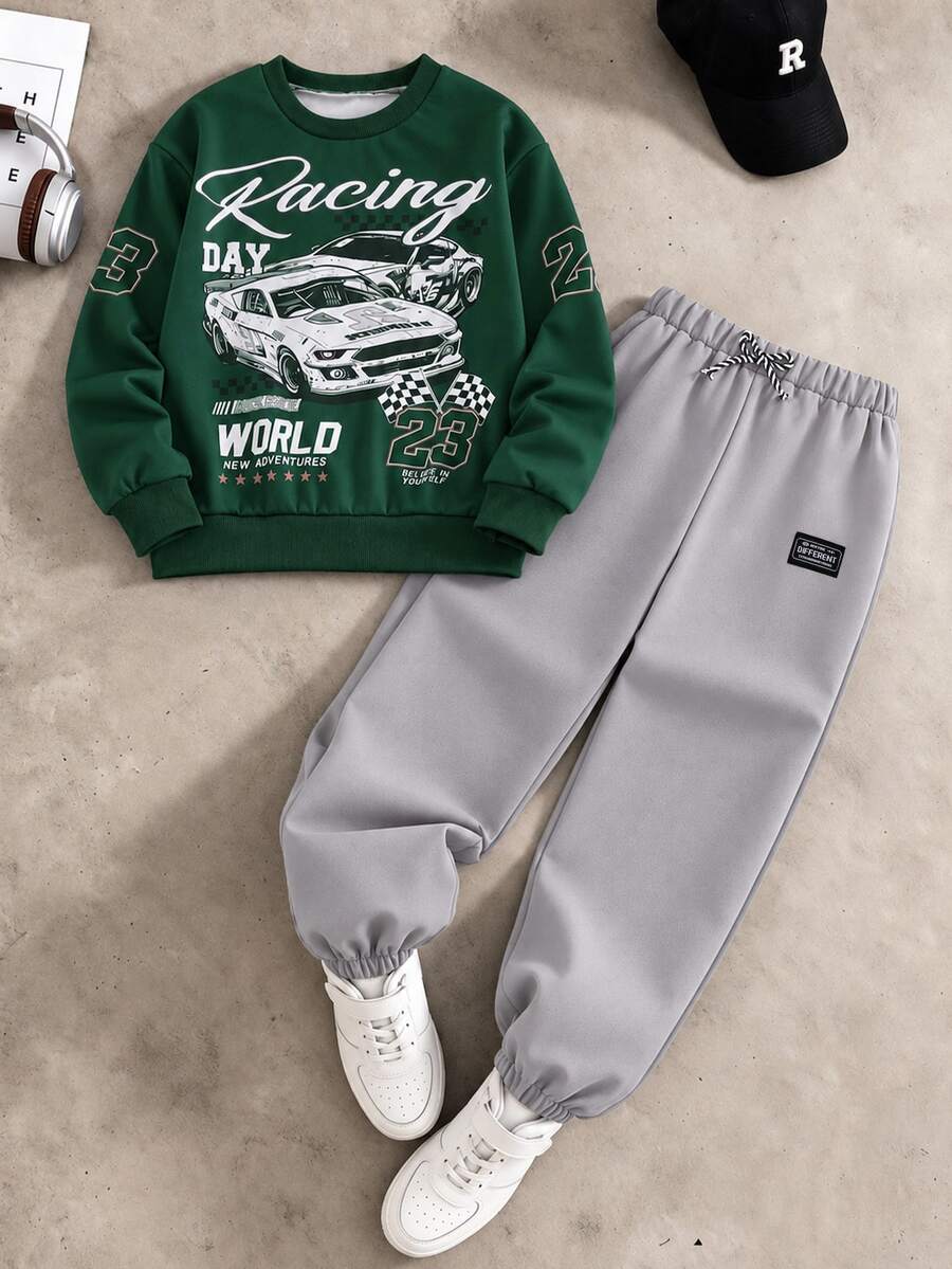 SHEIN Coolqubz 青少年男孩 2 件套套裝，酷炫「賽車」車輛與數字 23 圖案印花森林綠圓領運動衫與淺灰色慢跑長褲運動服套裝 - 墨綠色 - 查看 1
