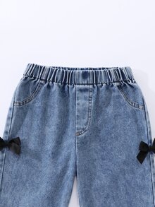 女童春夏秋冬返校休閒時尚新款運動衫牛仔褲套裝，灰色運動衫正面印藍色花卉圖案，簡約甜美，時尚百搭，藍色牛仔長褲側面飾黑色蝴蝶結，甜酷可愛俏皮，適合日常上學、外出、度假、派對與節日 - 灰色 - 查看 7