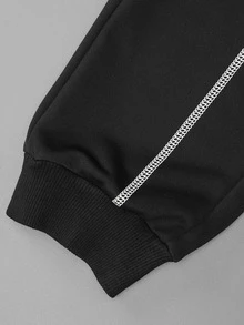 SHEIN 2件組男孩衛衣套裝，初秋新品，返校必備，高級灰色極簡高街風連帽衛衣套裝，秋季新款兒童長袖套頭上衣搭配抽繩收口運動長褲，經典深色十字花紋裝飾，男孩日常街頭穿搭，兒童初秋校園街頭酷感外出套裝 - 黑色 - 查看 5