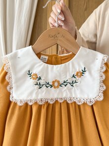 SHEIN Vintaside Kids 女嬰長袖刺繡領時尚優雅洋裝，適合春秋涼爽天氣，戶外活動、露營、公園、散步、旅行、拍照 - 黃色 - 查看 7