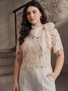 Anewsta Áo blouse nữ size lớn phong cách Pháp nhẹ nhàng mùa xuân/hè, màu be, ren rỗng, nơ, dễ phối đồ - Hồng - Xem 3