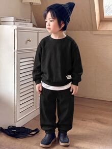 SHEIN Little Byeori 兒童小男孩裝飾編織標籤針織軟綿圓領長袖套頭衛衣與彈性腰收口長褲 2件/套，舒適百搭時尚日常可愛休閒極簡基礎款，適合室內、戶外滑雪、日常穿著、運動、玩耍、派對，秋冬適用 - 黑色 - 查看 5
