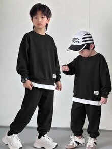 SHEIN Little Byeori 兒童小男孩裝飾編織標籤針織軟綿圓領長袖套頭衛衣與彈性腰收口長褲 2件/套，舒適百搭時尚日常可愛休閒極簡基礎款，適合室內、戶外滑雪、日常穿著、運動、玩耍、派對，秋冬適用 - 黑色 - 查看 4