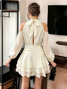 SHEIN PariChic 女款優雅浪漫高領修身百褶荷葉邊洋裝，杏色與白色，短洋裝，春夏秋冬新款，情人節約會洋裝，度假休閒洋裝，輕盈雪紡浪漫洋裝，長袖露肩春夏多層荷葉邊短洋裝，女款洋裝，細肩帶洋裝，迷你裙 - 杏色 - 查看 3
