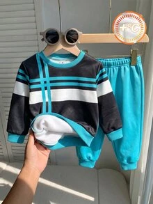 Genkimix Kids 小男孩 2 件套套裝，幾何交叉對比條紋拼色圓領運動衫與青藍色慢跑長褲運動服套裝 - 綠色 - 查看 2