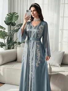 Al Najma 缎面纯色丝带装饰，点缀奢华3D立体花卉，收腰优雅二合一阿拉伯连衣裙 - 藍色 - 查看 2