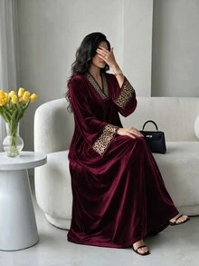 Al Najma 黑色天鹅绒V领亮片刺绣修身喇叭裙，优雅秋冬装 - 酒紅色 - 查看 3
