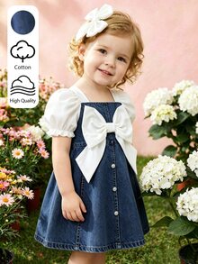SHEIN Playful Pals 女嬰泡泡袖短袖蝴蝶結牛仔洋裝，方領設計，搭配白色編織布短袖泡泡袖，經典藍色牛仔收腰洋裝，胸前白色大蝴蝶結裝飾，正面優雅精緻白色珍珠裝飾鈕扣，A字裙，適合女嬰可愛俏皮、休閒時尚、舒適通勤穿著，適用日常度假、參加派對與節日，適合派對穿搭、實用時尚、島嶼風、海灘週末、夏季穿著 - 藍色 - 查看 6
