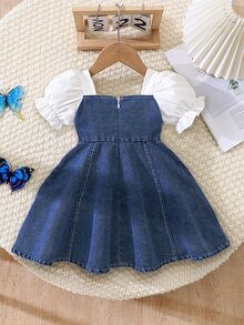 SHEIN Playful Pals 女嬰泡泡袖短袖蝴蝶結牛仔洋裝，方領設計，搭配白色編織布短袖泡泡袖，經典藍色牛仔收腰洋裝，胸前白色大蝴蝶結裝飾，正面優雅精緻白色珍珠裝飾鈕扣，A字裙，適合女嬰可愛俏皮、休閒時尚、舒適通勤穿著，適用日常度假、參加派對與節日，適合派對穿搭、實用時尚、島嶼風、海灘週末、夏季穿著 - 藍色 - 查看 3