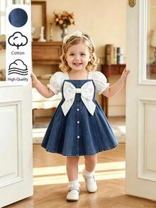 SHEIN Playful Pals 女嬰泡泡袖短袖蝴蝶結牛仔洋裝，方領設計，搭配白色編織布短袖泡泡袖，經典藍色牛仔收腰洋裝，胸前白色大蝴蝶結裝飾，正面優雅精緻白色珍珠裝飾鈕扣，A字裙，適合女嬰可愛俏皮、休閒時尚、舒適通勤穿著，適用日常度假、參加派對與節日，適合派對穿搭、實用時尚、島嶼風、海灘週末、夏季穿著 - 藍色 - 查看 7