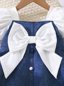 SHEIN Playful Pals 女嬰泡泡袖短袖蝴蝶結牛仔洋裝，方領設計，搭配白色編織布短袖泡泡袖，經典藍色牛仔收腰洋裝，胸前白色大蝴蝶結裝飾，正面優雅精緻白色珍珠裝飾鈕扣，A字裙，適合女嬰可愛俏皮、休閒時尚、舒適通勤穿著，適用日常度假、參加派對與節日，適合派對穿搭、實用時尚、島嶼風、海灘週末、夏季穿著 - 藍色 - 查看 10