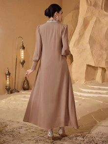 Al Najma 优雅花卉蕾丝拼接女士简约年轻时尚阿拉伯风格连衣裙 - 摩卡棕 - 查看 2
