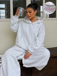 Muchica Set 2 Potong Wanita Ukuran Besar: Hoodie Saku Kanguru Bordir Huruf dan Celana Jogging Kaki Lebar Kasual - Light Grey - View 5