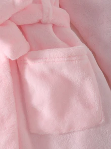 Bata de baño para niñas de franela de felpa coral rosa con cuello, bolsillos, unicolor, parche de oso bordado, cinturón minimalista, manga larga, se puede usar como toalla de natación, toalla de baño, decoración de baño, regalo de vuelta a la escuela, toalla portátil, bata de baño, decoración de baño, accesorios de baño, regalo para amigos - Rosa - Ver 6