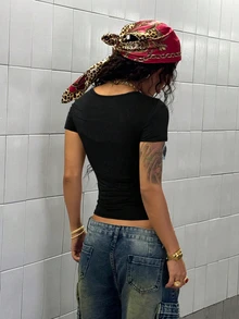 StreetHx 女款哥德風 Y2K 花卉印花水鑽 V 領短袖街頭風貼身 T 恤，龐克復古夜店外出風，黑白配色夏季款 - 黑與白 - 查看 2