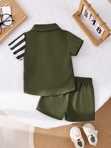SHEIN 2件組男嬰夏季領口開襟外套套裝 深綠色與黑白條紋短袖上衣 & 短褲 休閒度假穿搭 適合城市短途旅行 - 軍綠色 - 查看 3