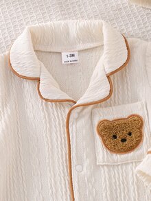 新生兒居家套裝 韓系小熊連身衣 3件組 紋理布料 熊刺繡 翻領居家服 含帽子與圍兜 爬行服 - 杏色 - 查看 6