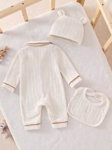 新生兒居家套裝 韓系小熊連身衣 3件組 紋理布料 熊刺繡 翻領居家服 含帽子與圍兜 爬行服 - 杏色 - 查看 2