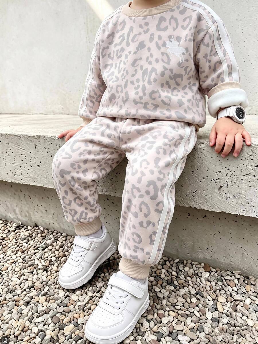 SHEIN 2pcs/Set Kids Young Boy Autumn/Winter Casual Letter Pattern Knit Soft Crew Neck Long Sleeve Pullover Sweatshirt & Pants Set, Leopard Print Outfit, Boys Sweatshirt Set - Multicolor - View 1