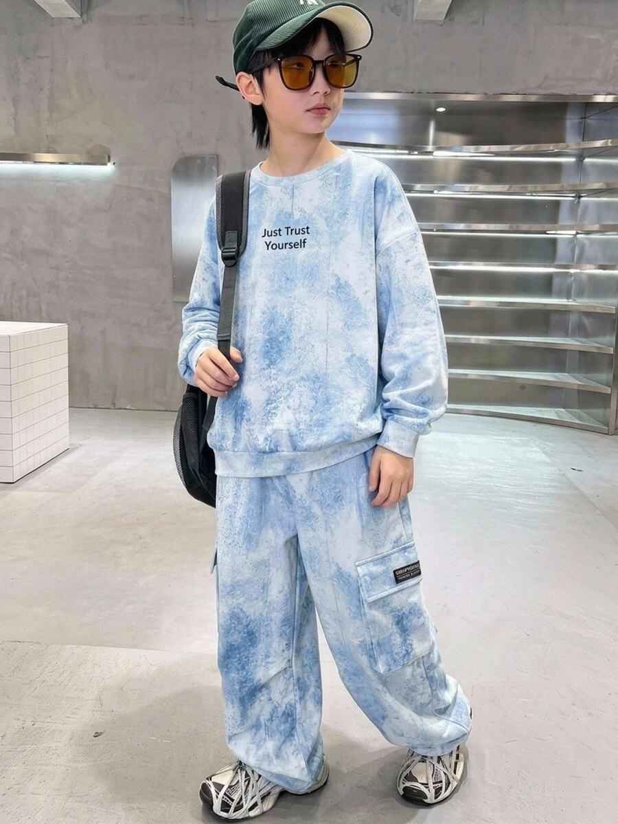 SHEIN 2件組兒童青少年男孩休閒韓系寬鬆版型數位印花小字母長袖圓領上衣與鬆緊腰長褲套裝,適合秋冬春季,適合戶外玩耍、上學、街頭穿搭、派對與休閒穿著 - 藍色 - 查看 1