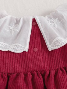 SHEIN 2件組幼女燈芯絨洋裝，甜美酒紅色蕾絲領、玫瑰刺繡、荷葉邊蝴蝶結長袖加厚款，生日派對秋季假期公主風女童服 - 紅白色 - 查看 12