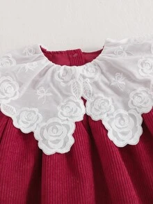 SHEIN 2件組幼女燈芯絨洋裝，甜美酒紅色蕾絲領、玫瑰刺繡、荷葉邊蝴蝶結長袖加厚款，生日派對秋季假期公主風女童服 - 紅白色 - 查看 5