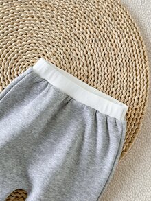 SHEIN 男嬰棉質套裝 配色字母刺繡 Polo 領運動衫與運動長褲 休閒可愛時尚款 適合嬰兒冬季戶外玩耍 - 灰色 - 查看 6