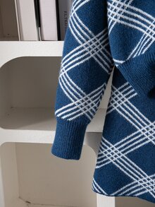 SHEIN 女童格紋針織套裝，V領套頭毛衣搭配中長裙，2件式時尚休閒秋冬穿搭，拼色菱格針織套裝 - 藏蓝色 - 查看 6