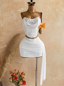 Soleia Set Busana Wanita: Atasan Bandeau Warna Polos dan Rok Mini - Putih - View 10