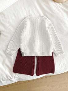 SHEIN Playful Pals 嬰兒套裝 白色羅紋針織毛衣與酒紅色長褲，長袖圓領蝴蝶結印花套裝 - 酒紅色 - 查看 2