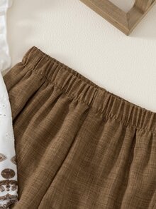 SHEIN 2件組女童夏季新款小圓領露背水滴藍蝴蝶結仿刺繡印花布料飛袖荷葉邊前綴蝴蝶結裝飾上衣休閒直筒短褲簡約復古時尚套裝 - 棕色 - 查看 6