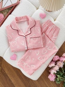 SHEIN 1套青少年女孩居家服，上衣與褲子均印有簡單白色鏤空愛心圖案，柔粉色底色搭配酒紅色滾邊，梭織面料觸感柔軟親膚且帶有細微紋理，寬鬆不緊身，包含翻領開襟上衣與長褲的2件套，適合春秋日常居家穿著 - 彩色 - 查看 2