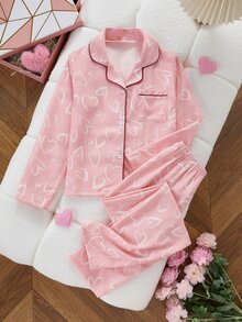 SHEIN 1套青少年女孩居家服，上衣與褲子均印有簡單白色鏤空愛心圖案，柔粉色底色搭配酒紅色滾邊，梭織面料觸感柔軟親膚且帶有細微紋理，寬鬆不緊身，包含翻領開襟上衣與長褲的2件套，適合春秋日常居家穿著 - 彩色 - 查看 6