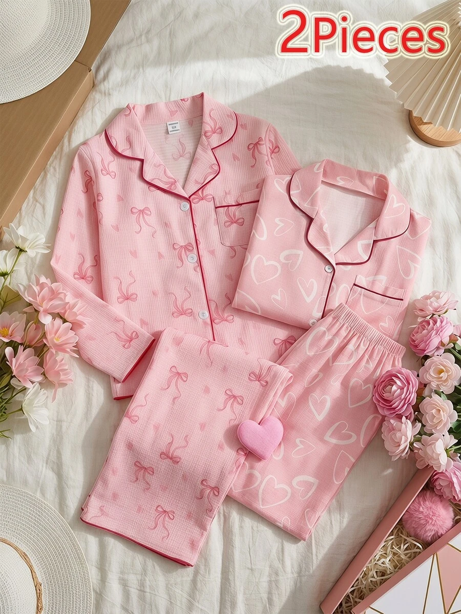 SHEIN 1套青少年女孩居家服,上衣與褲子均印有簡單白色鏤空愛心圖案,柔粉色底色搭配酒紅色滾邊,梭織面料觸感柔軟親膚且帶有細微紋理,寬鬆不緊身,包含翻領開襟上衣與長褲的2件套,適合春秋日常居家穿著 - 彩色 - 查看 1