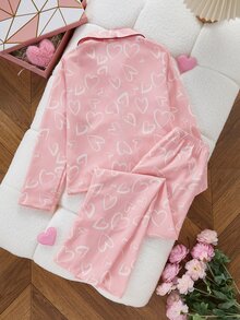 SHEIN 1套青少年女孩居家服，上衣與褲子均印有簡單白色鏤空愛心圖案，柔粉色底色搭配酒紅色滾邊，梭織面料觸感柔軟親膚且帶有細微紋理，寬鬆不緊身，包含翻領開襟上衣與長褲的2件套，適合春秋日常居家穿著 - 彩色 - 查看 3