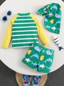 SHEIN 3件組小男孩休閒夏季條紋海洋動物圖案長袖短褲套裝附遮陽帽泳裝，適合春夏、戶外穿著、旅行、度假、海灘、泳池、派對、海邊、溫泉、游泳 - 綠色 - 查看 2