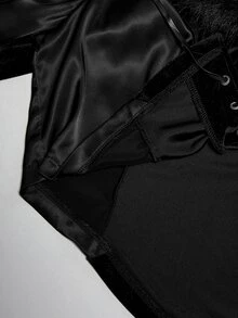 ROMWE Goth جاكيت مخملي بقصة ضيقة مقاس كبير بياقة فرو وتصميم باتشوورك مع ديكور برباط، إطلالة عطلات فاخرة بطراز قوطي ملكي - الأسود - مشاهدة 9
