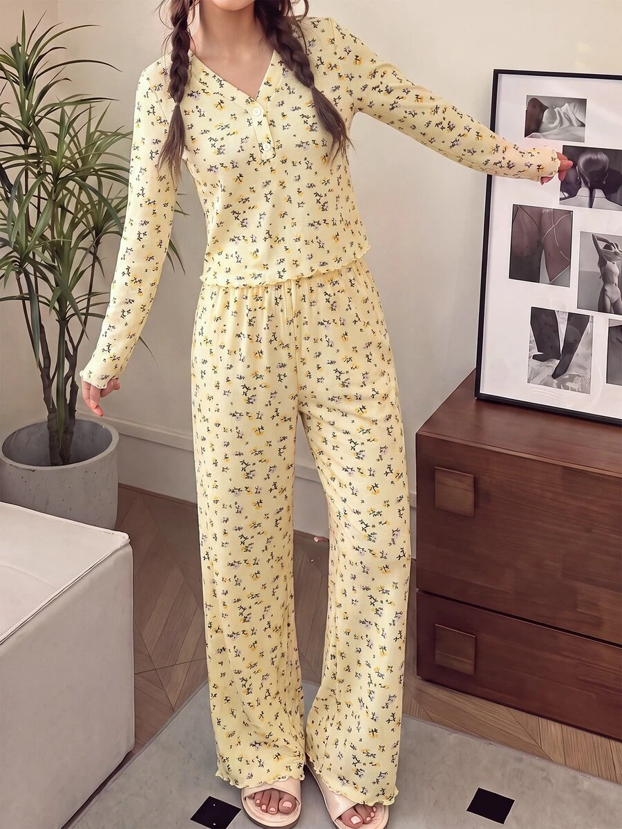 SHEIN طقم ملابس منزلية من قطعتين للبنات المراهقات، ملابس علوية صوفية محبوكة بأكمام طويلة وفتحة نصفية بأزرار مع بنطال مطابق، بنقشة زهور صغيرة، كاجوال للخريف والشتاء، باللون الأصفر الباهت - أصفر - مشاهدة 1