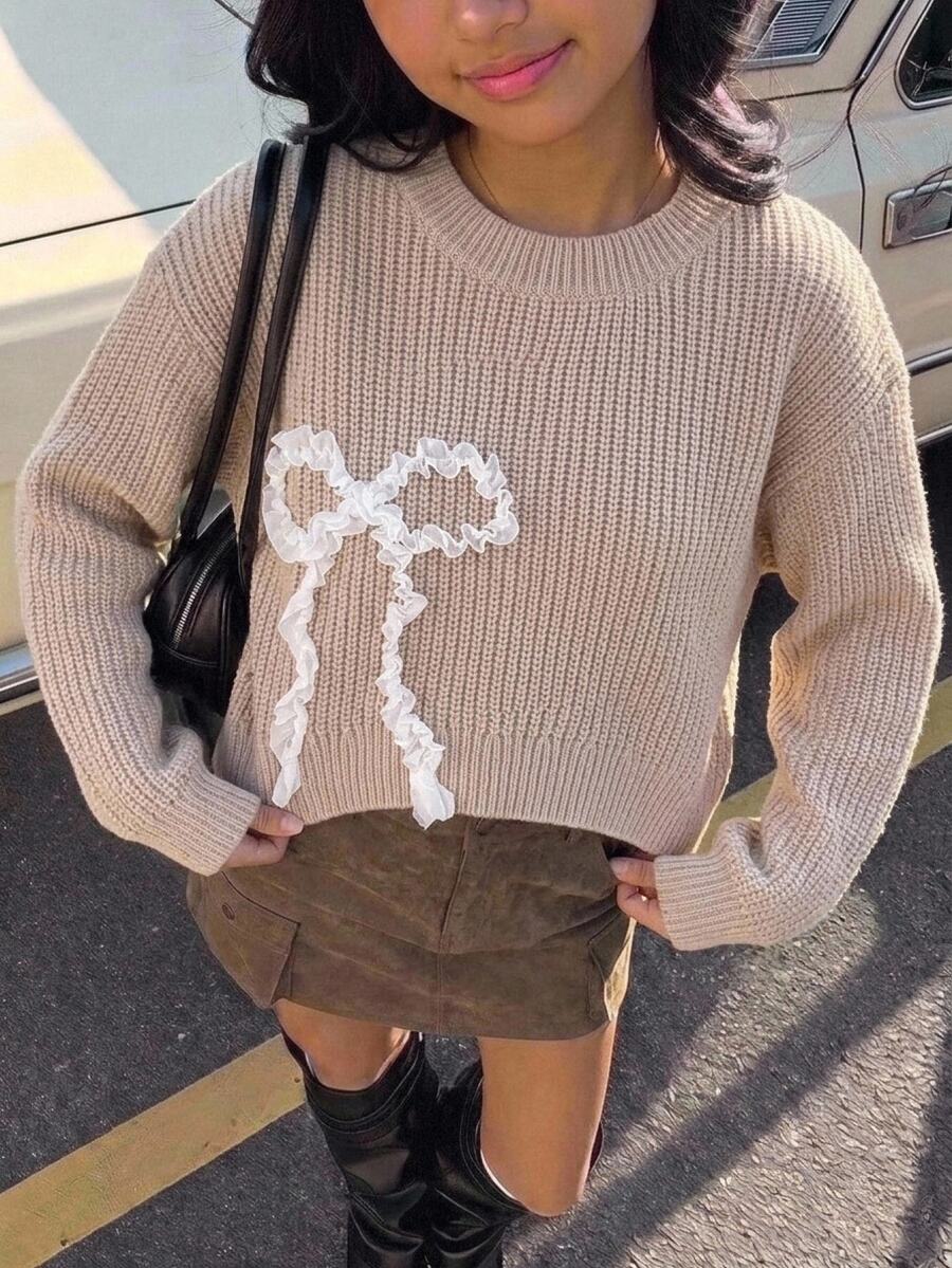 SHEIN 女童新款圓領U領寬鬆休閒可愛針織上衣,時尚蝴蝶結刺繡蕾絲飾邊長袖套頭衫,秋冬聚會校園穿搭,白色 - 卡其色 - 查看 1