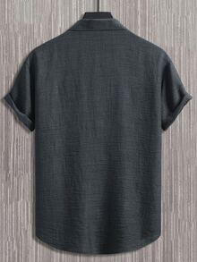 Manfinity Homme 男士短袖單排扣休閒口袋襯衫，正式款 - 深灰色 - 查看 2