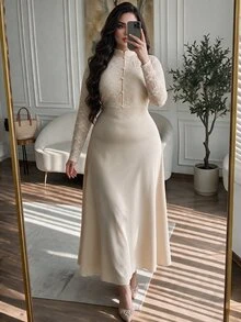 Modelyn 大尺碼女款米色立領洋裝，蕾絲拼接長袖飄逸端莊洋裝，優雅靜奢風秋季婚禮賓客禮服 - 杏色 - 查看 8