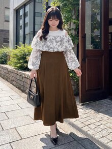 Bijouette 大尺碼秋季優雅拼接配色花卉印花露肩洋裝，黑白拼接水墨印花法式優雅荷葉邊洋裝 - 棕色 - 查看 4